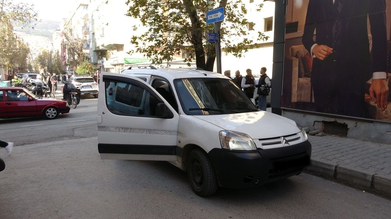 Kahramanmaraş’ta Polis Takibi Kaçan Araçtan Yasaklı Madde Çıktı (5)