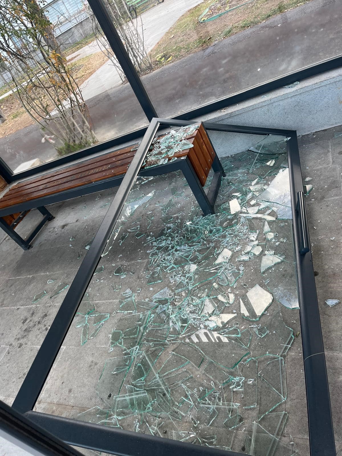 Kapalı Otobüs Durağına Vandalizm Saldırısı (2)