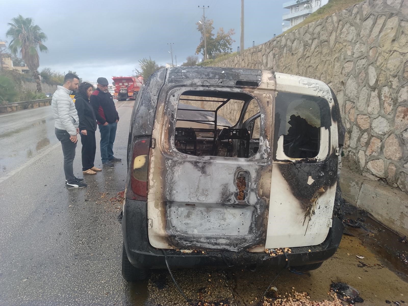 Kuruyemiş Yüklü Araç Alevlere Teslim Oldu (3)