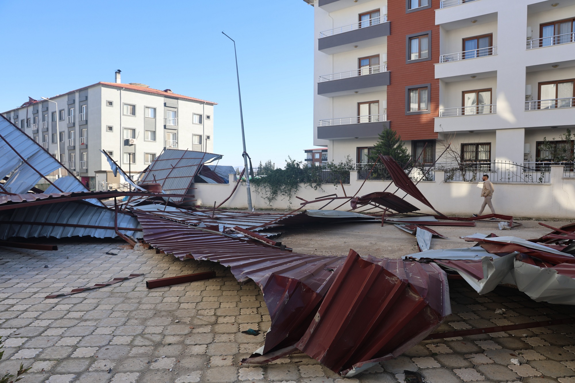 Şiddetli Fırtına Metal Çatıyı Savurdu, Vatandaş Saniyelerle Kurtuldu (2)