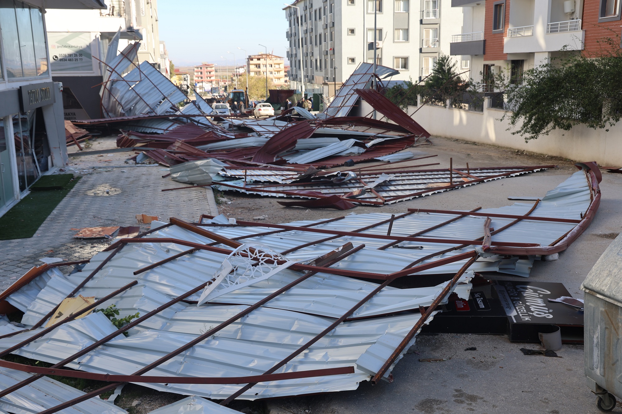 Şiddetli Fırtına Metal Çatıyı Savurdu, Vatandaş Saniyelerle Kurtuldu (3)