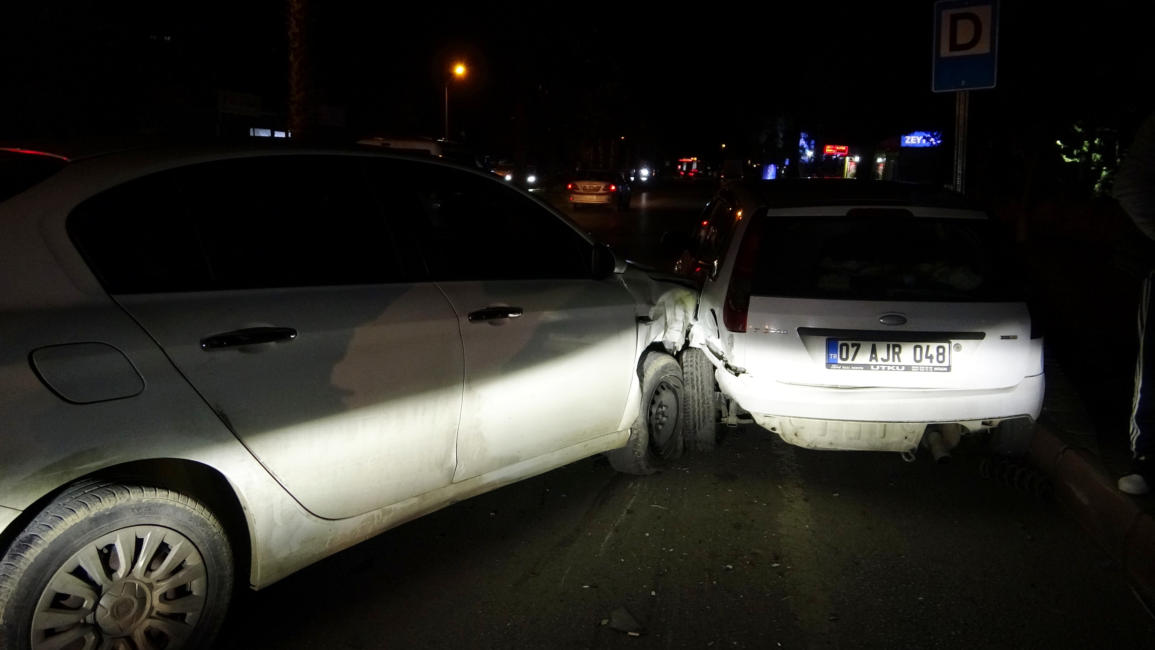 Yol Veren Araca Çarptı, Sürücü Araçta Sıkıştı (2)