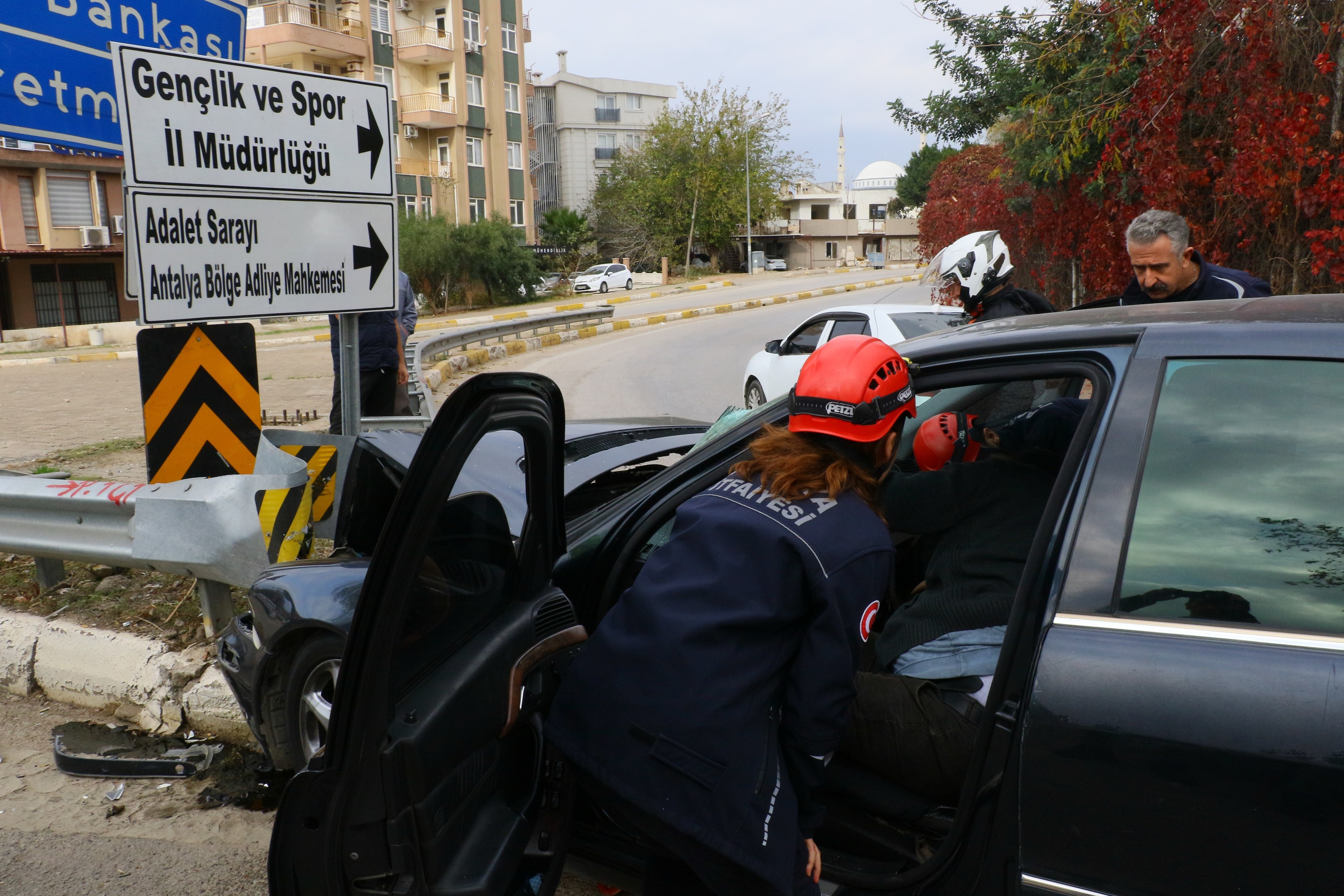 Bariyere Saplanan Araçtan Sürücü Çıkartıldı (1)