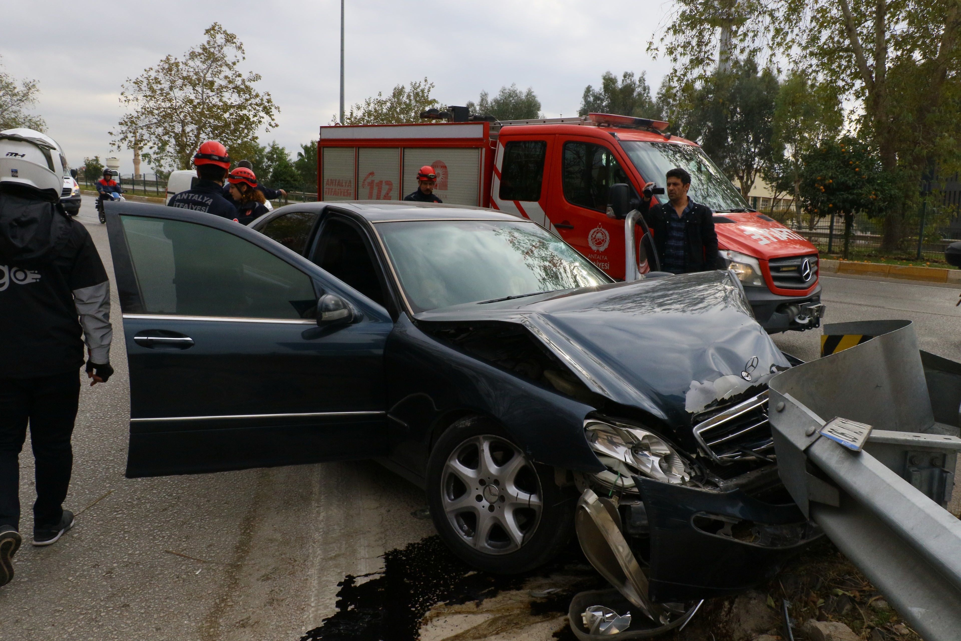 Bariyere Saplanan Araçtan Sürücü Çıkartıldı (3)