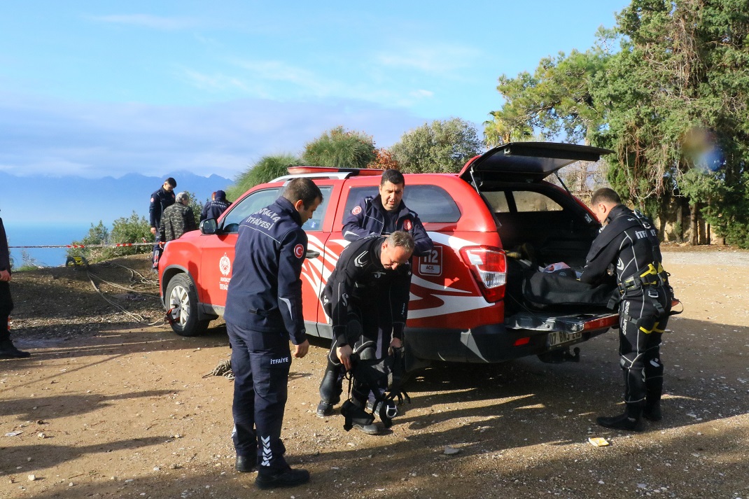 Falezlerden Denize Düşen Araç Bulundu, Sürücü Hala Kayıp (5)