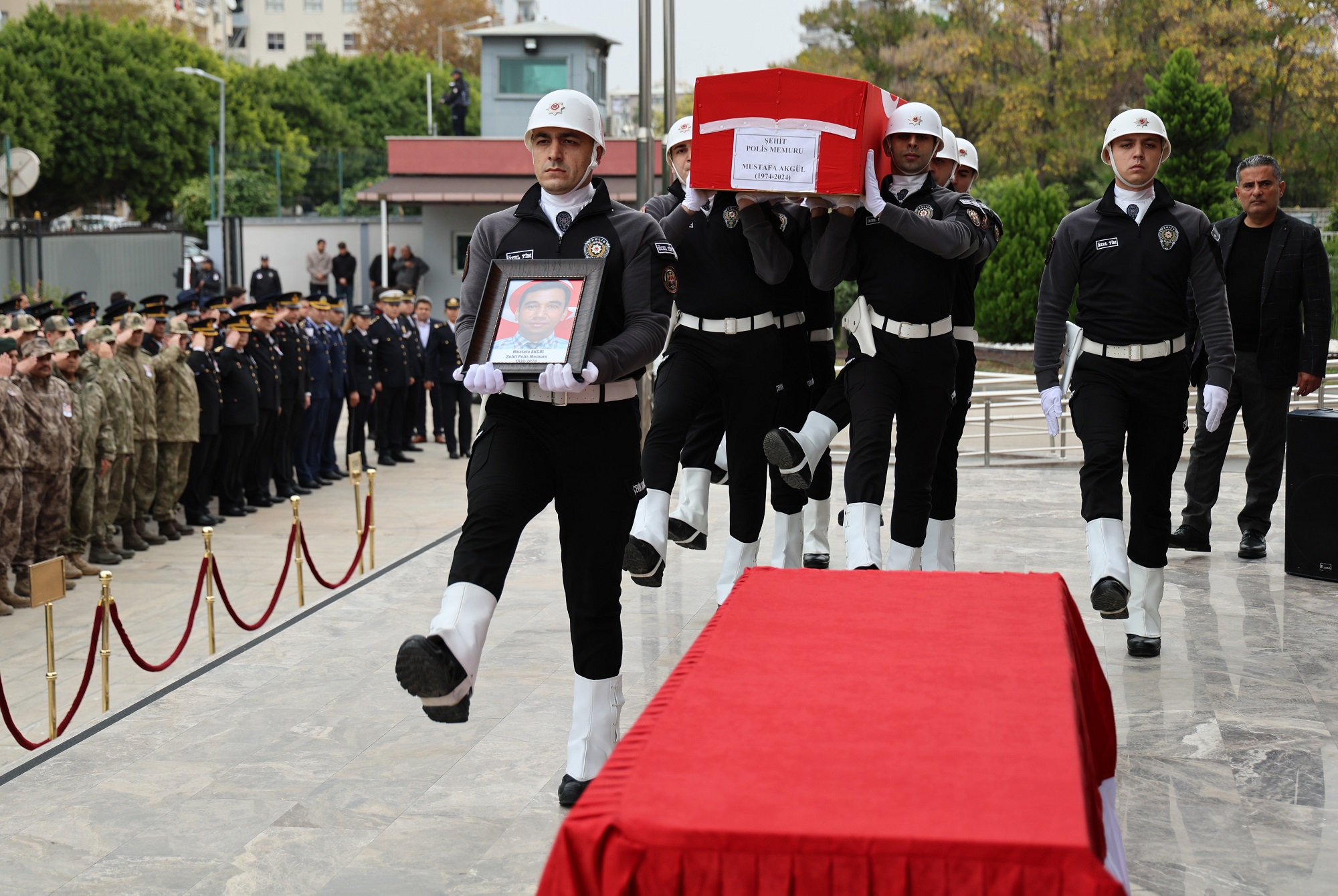 Şehit Polis Mustafa Akgül, Gözyaşlarıyla Uğurlandı (3)