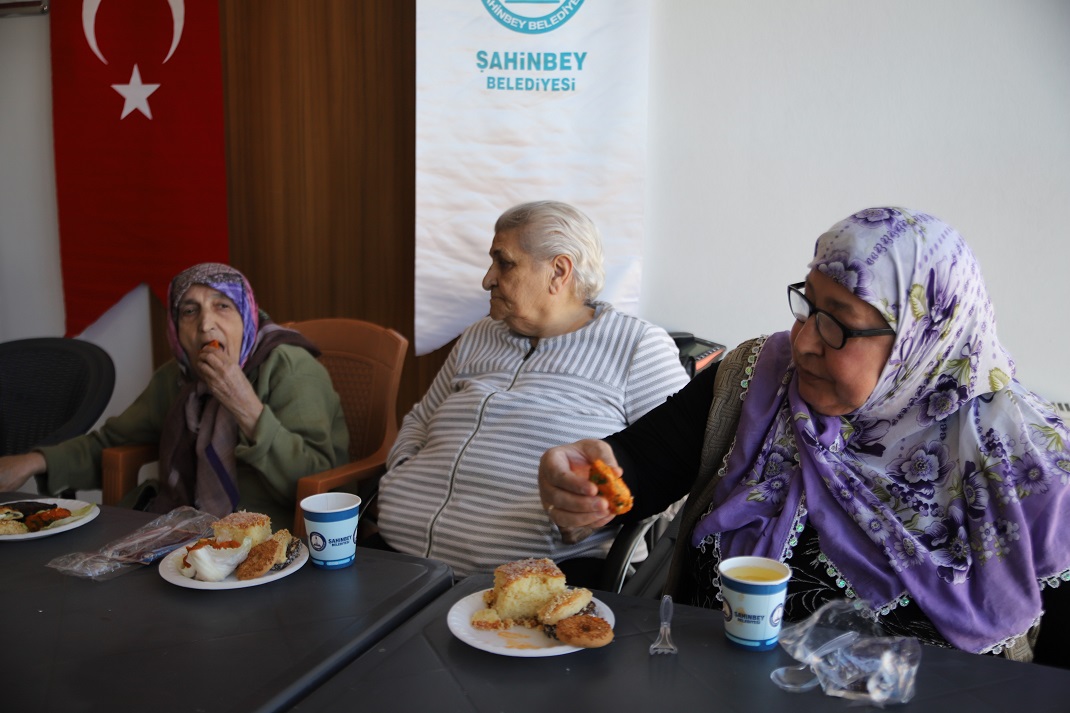 Yaşlılara Özel Bakım Ve Moral Desteği Kuaför Öğrencilerinden Huzurevi Ziyareti (6)