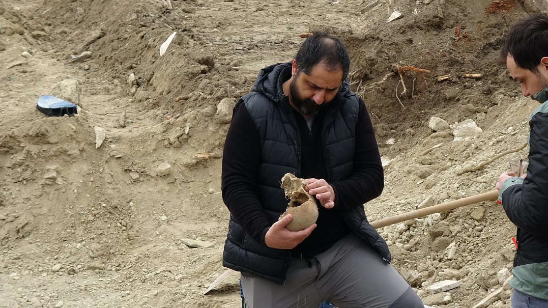 Öğretmenevi Bahçesinde Kemik Keşfi Antropologlar Kazı Çalışmalarına Başladı (3)