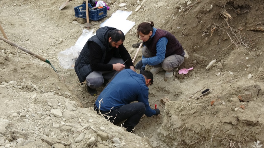 Öğretmenevi Bahçesinde Kemik Keşfi Antropologlar Kazı Çalışmalarına Başladı (4)