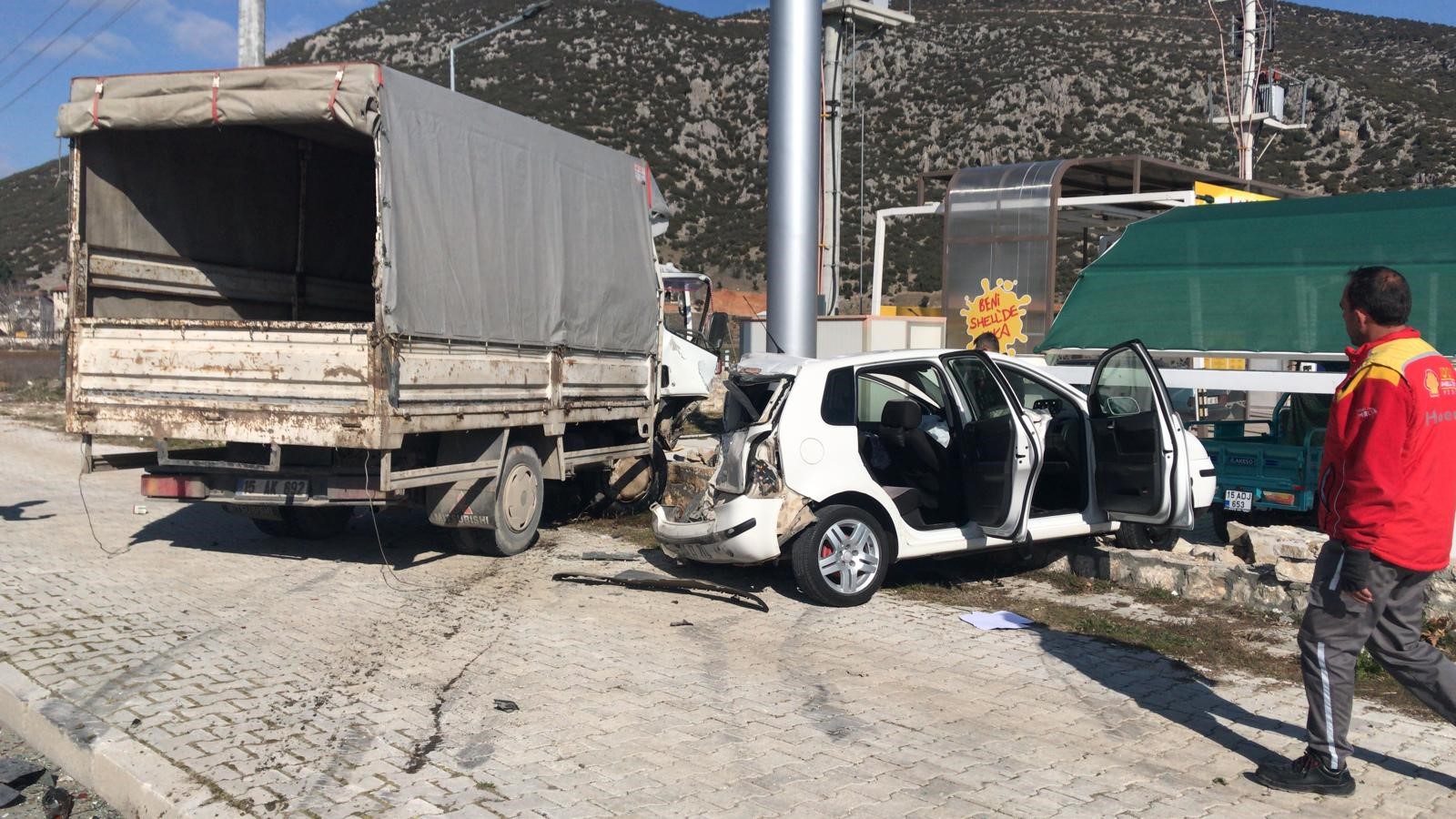 Yol Kenarında Duran Otomobile Kamyonet Çarptı