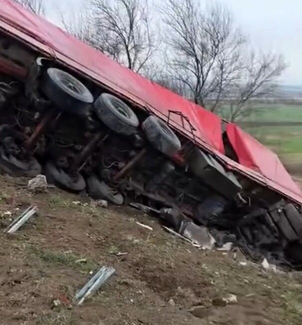 Kamyon Şarampole Yuvarlandı Sürücü Yaralandı