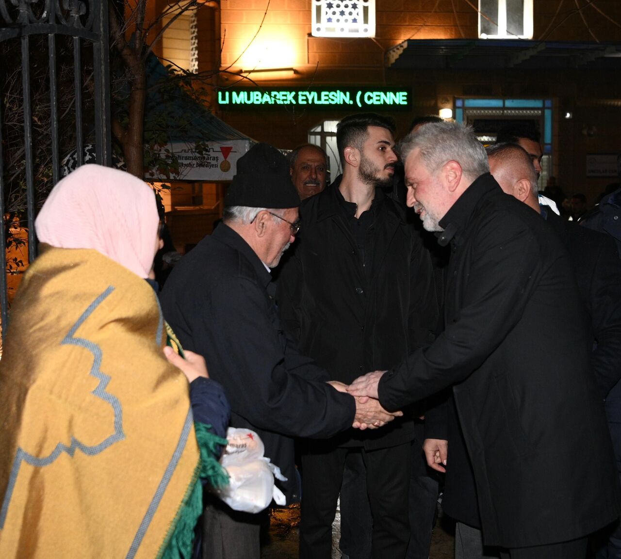 Başkan Görgel, Uncular Camii’nde Kandil Coşkusunu Paylaştı (2)