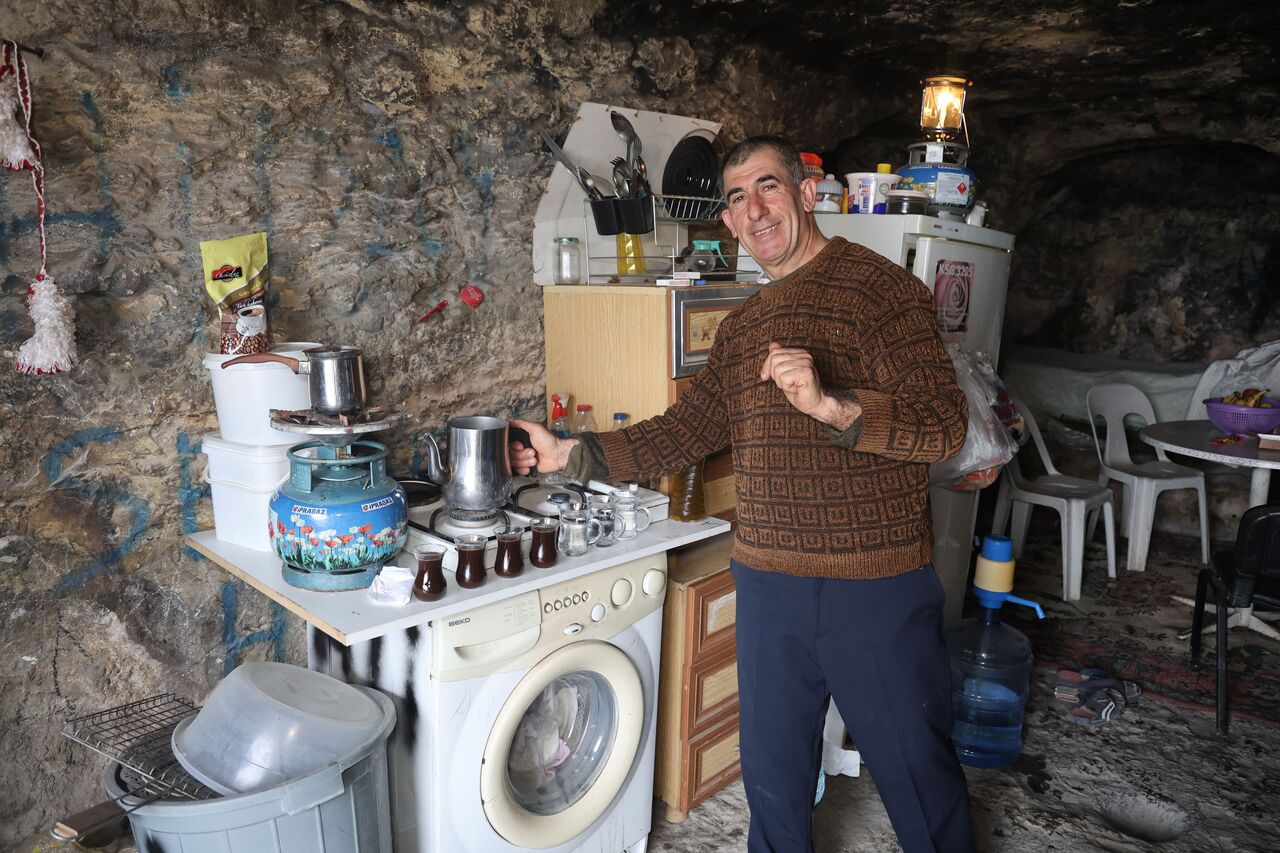 Depremin Ardından Mağaraya Sığındı 2 Yıldır Orada Yaşıyor (3)