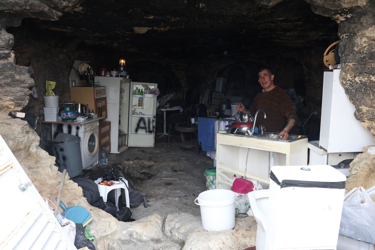 Depremin Ardından Mağaraya Sığındı 2 Yıldır Orada Yaşıyor (4)