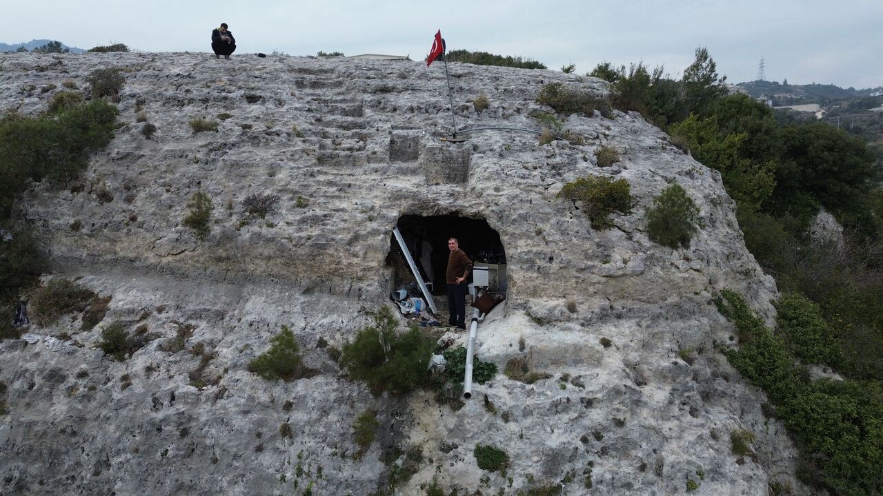 Depremin Ardından Mağaraya Sığındı 2 Yıldır Orada Yaşıyor (6)