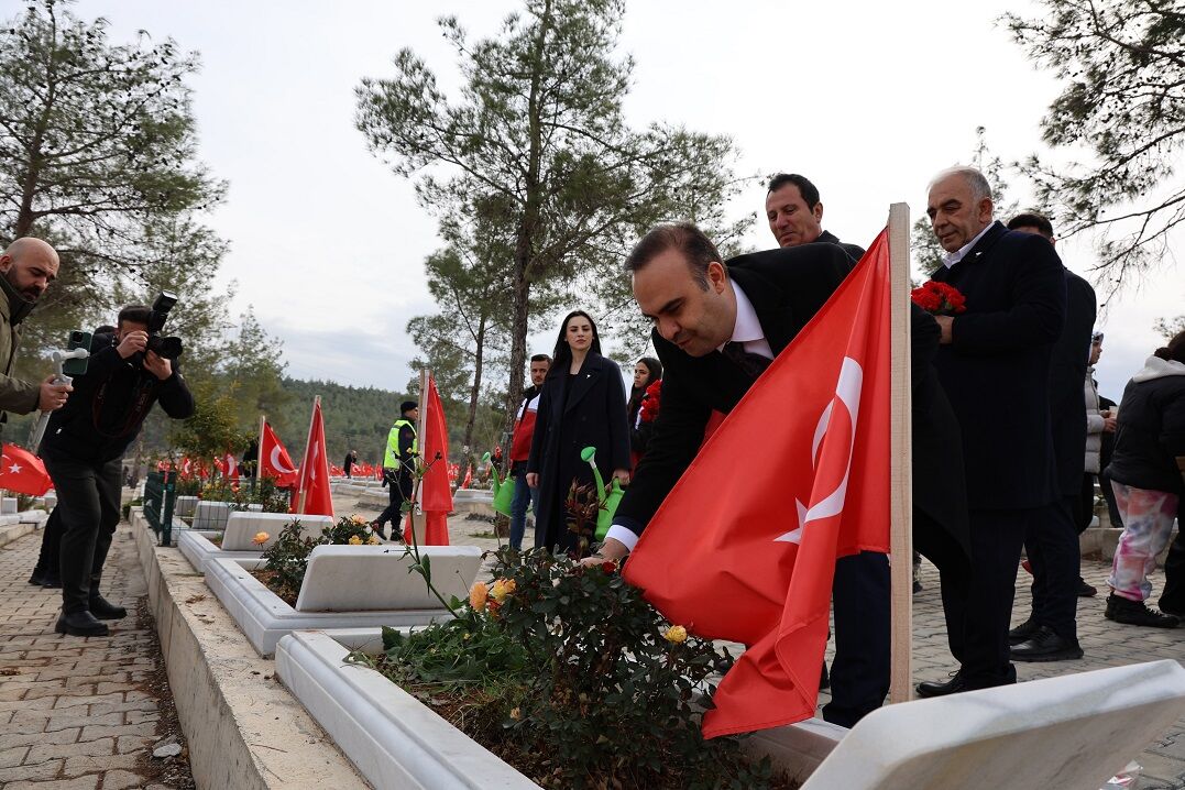 Kahramanmaraş’ta Duygu Dolu Anlar Bakanlardan Anma Ziyareti (1)