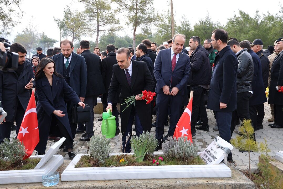 Kahramanmaraş’ta Duygu Dolu Anlar Bakanlardan Anma Ziyareti (3)