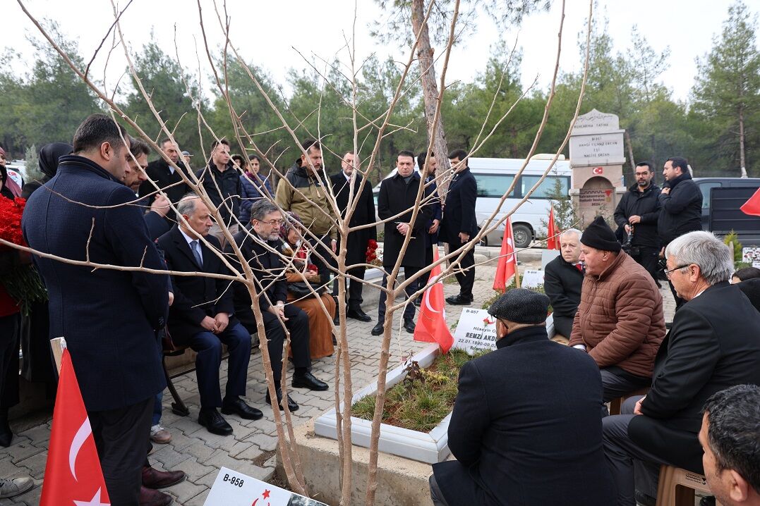 Kahramanmaraş’ta Duygu Dolu Anlar Bakanlardan Anma Ziyareti (4)