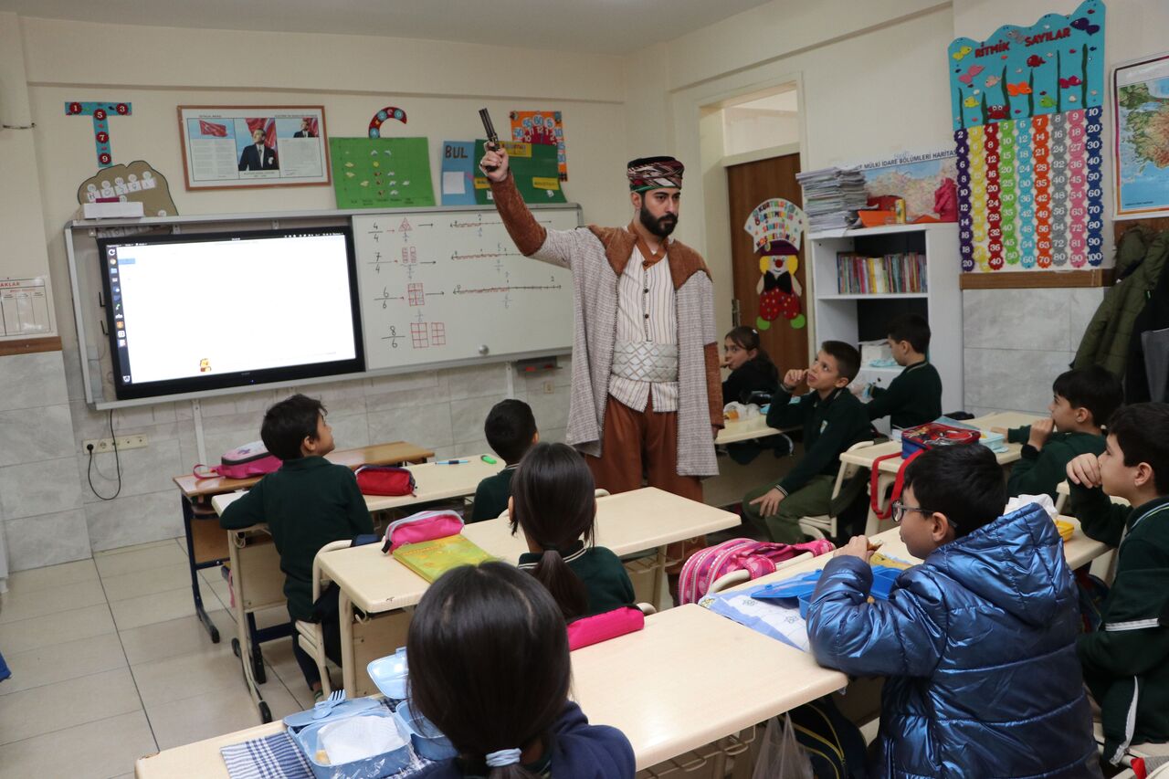 Kahramanmaraş’ta Tarihi Çat Kapı Ziyaretleriyle Milli Mücadele Anlatıldı (4)