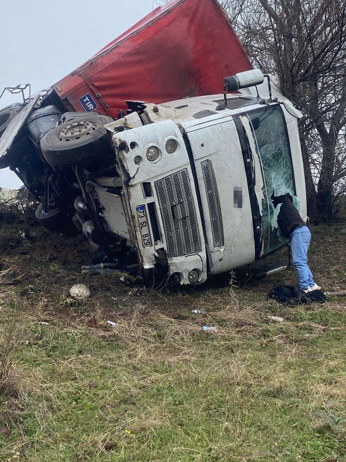 Kamyon Şarampole Yuvarlandı Sürücü Yaralandı (1)