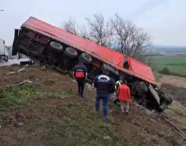 Kamyon Şarampole Yuvarlandı Sürücü Yaralandı (2)