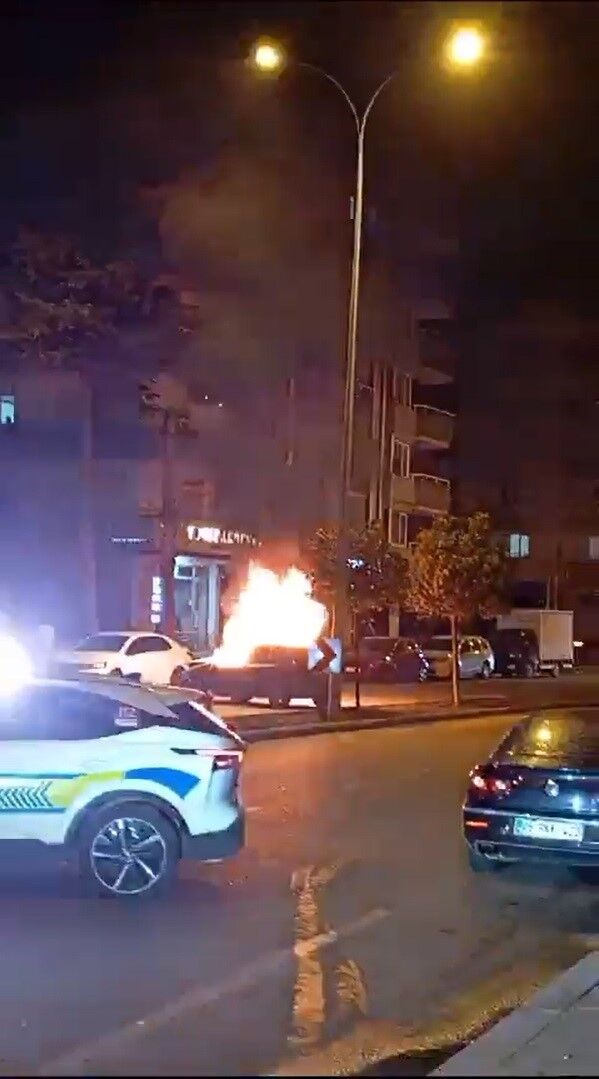 Kaza Sonrası Yangın, Otomobil Kullanılamaz Hale Geldi (2)