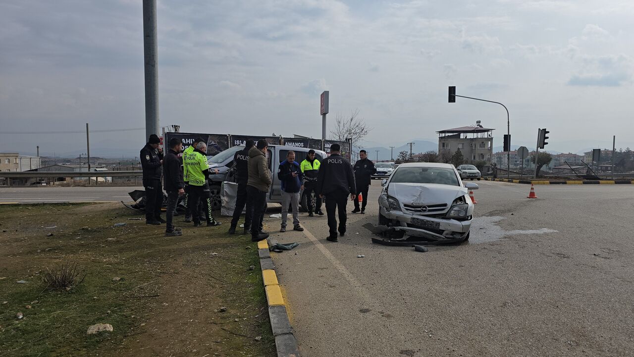 Trafik Kazası Otomobil Ile Hafif Ticari Araç Çarpıştı, 2 Yaralı (4)