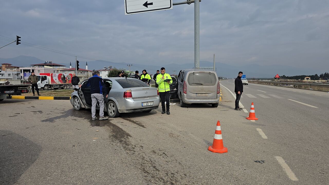 Trafik Kazası Otomobil Ile Hafif Ticari Araç Çarpıştı, 2 Yaralı (5)