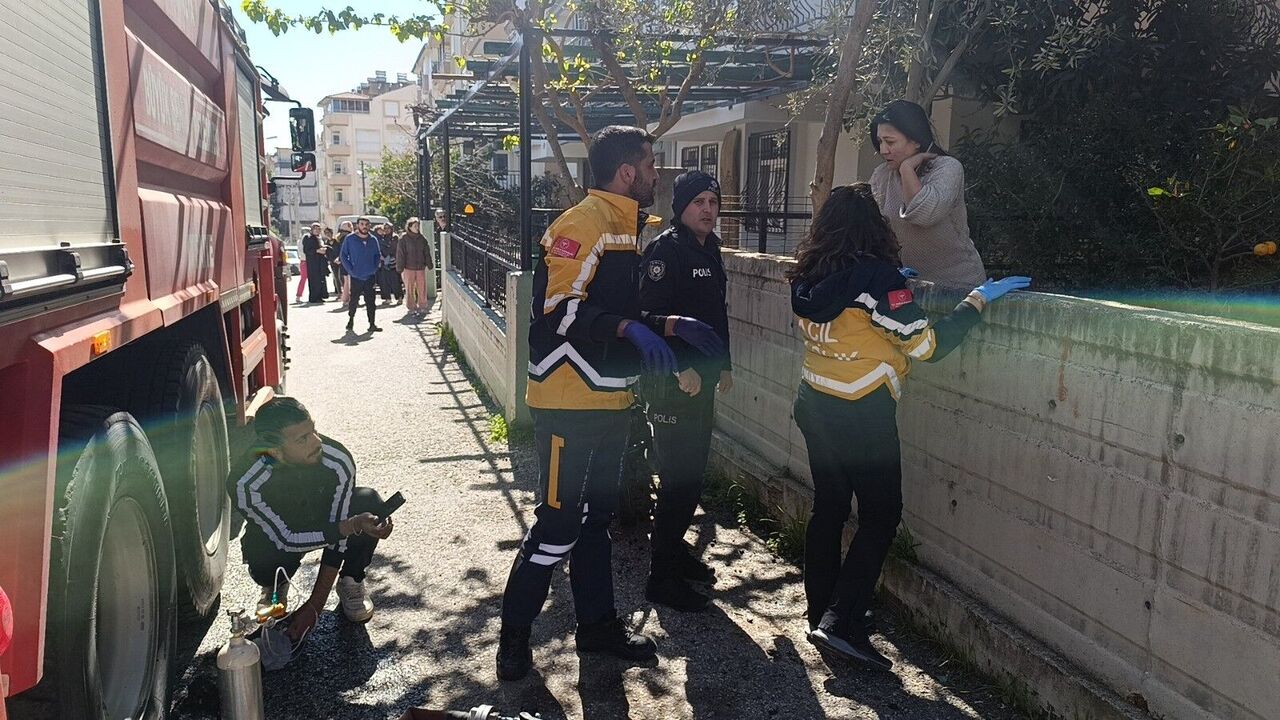 Yangınında Çatıdan Kurtarılan Çift Ve Yanan Kedilere Oksijen Tedavisi (2)