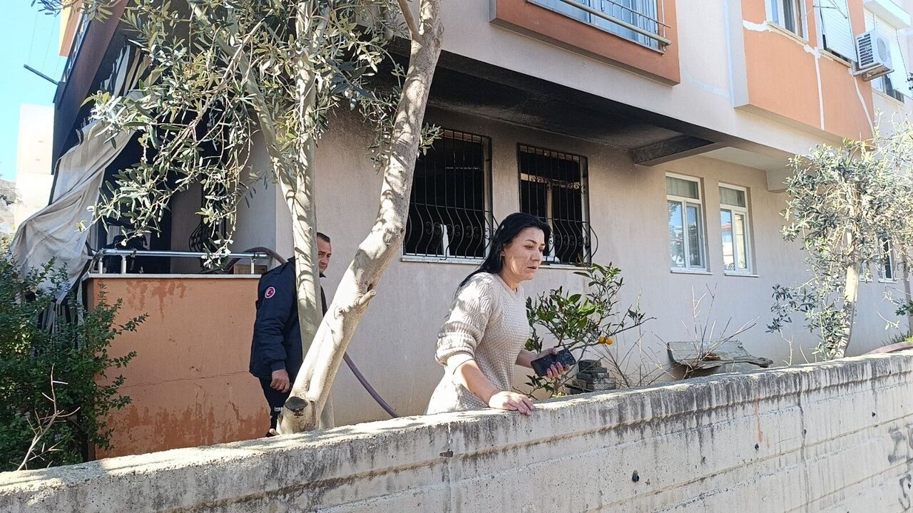 Yangınında Çatıdan Kurtarılan Çift Ve Yanan Kedilere Oksijen Tedavisi (4)