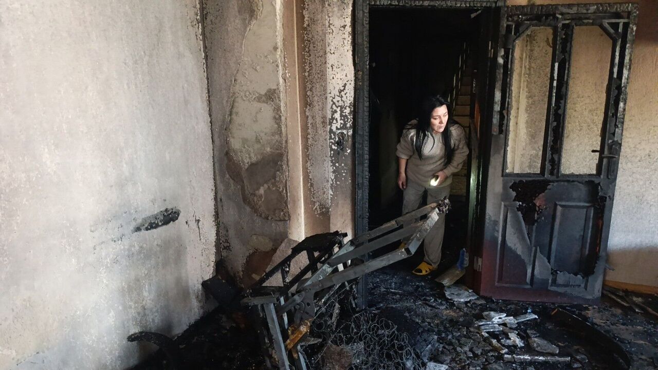 Yangınında Çatıdan Kurtarılan Çift Ve Yanan Kedilere Oksijen Tedavisi (6)