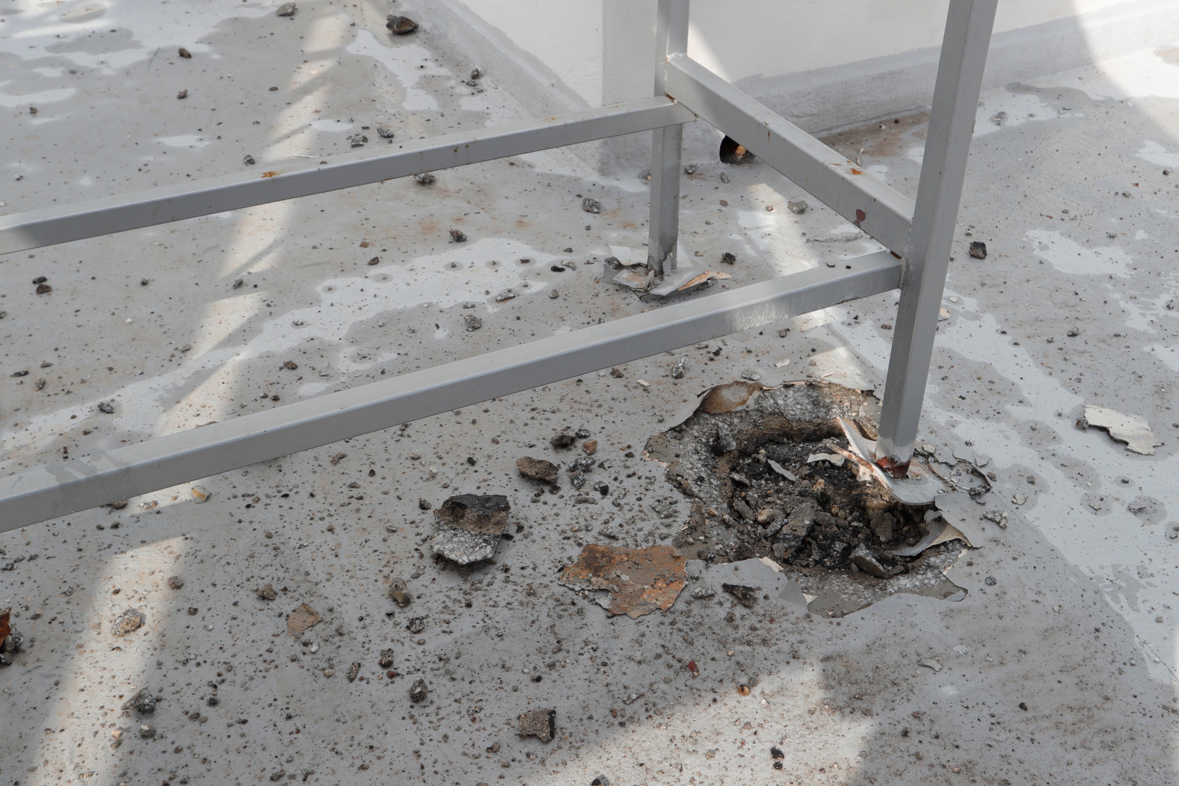 Bir Anda Düşen Yıldırım Bomba Gibi Patladı, Apartmanda Delik Açtı (5)