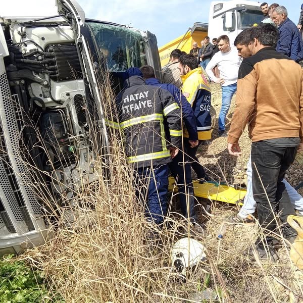 Enerji İçeceği Yüklü Tır Şarampole Devirdi (2)