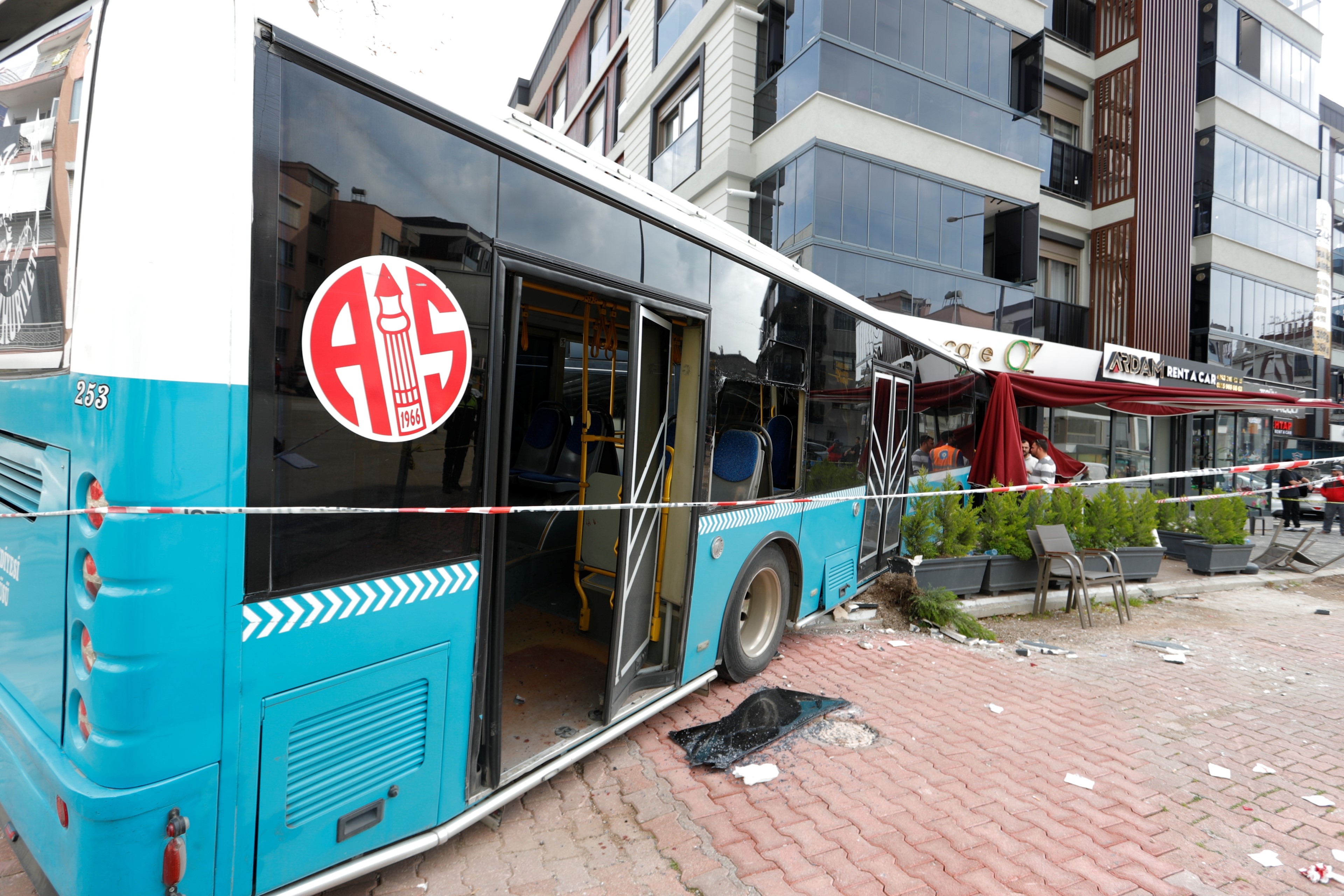 Halk Otobüsü Kafeteryaya Daldı (3)