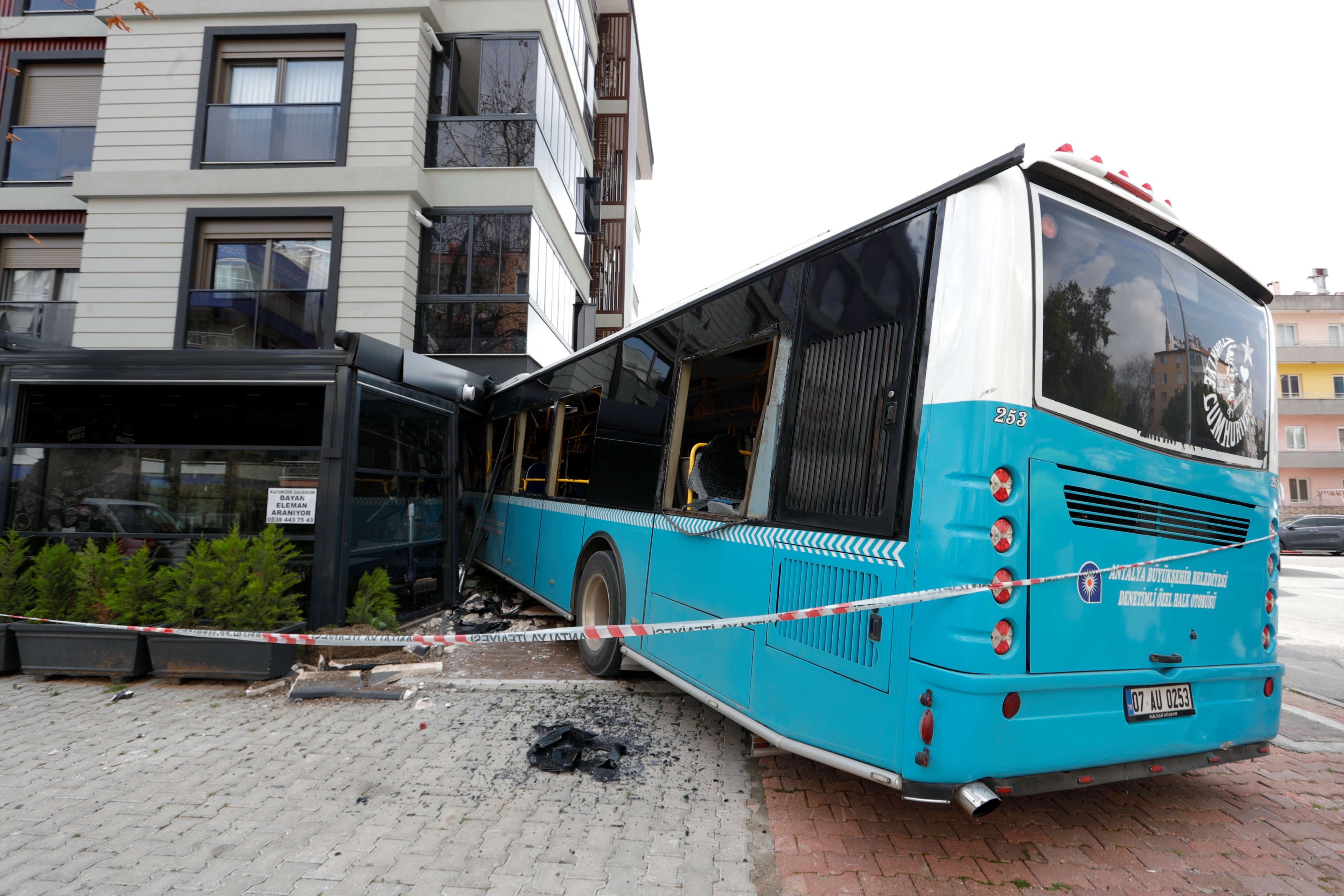 Halk Otobüsü Kafeteryaya Daldı (4)