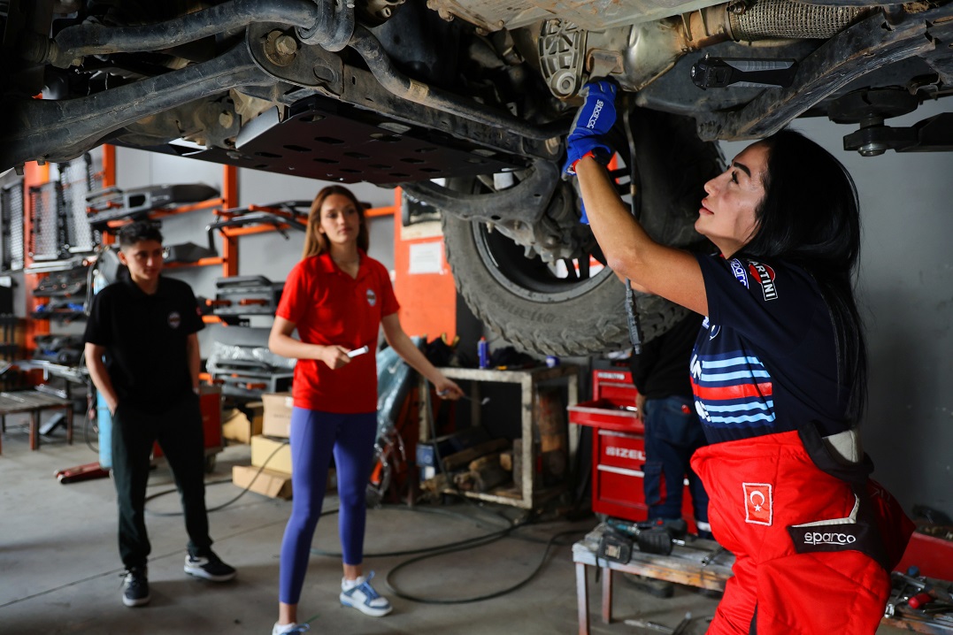 Kadın Off Road Pilotu Şendağ Öztoprak, Erkeklere Meydan Okuyor! (2)