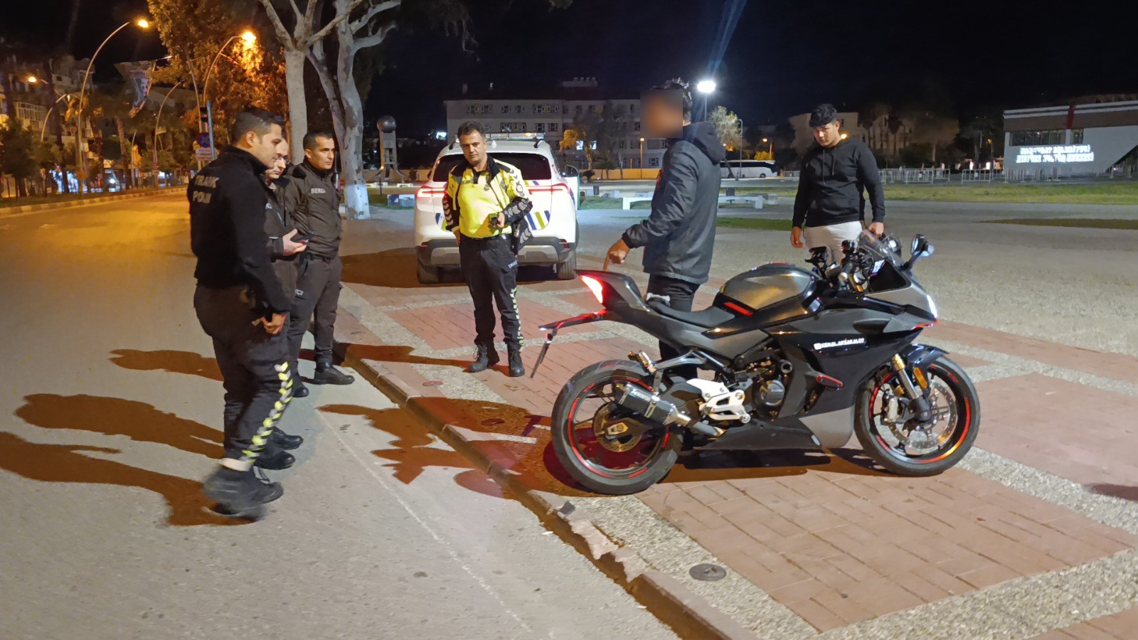 Plakasını Bereyle Kapatan Motosiklet Sürücüsüne Ceza (4)