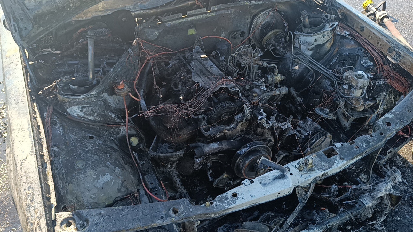 Seyir Halindeki Otomobilde Yangın Araç Küllere Döndü (1)-1