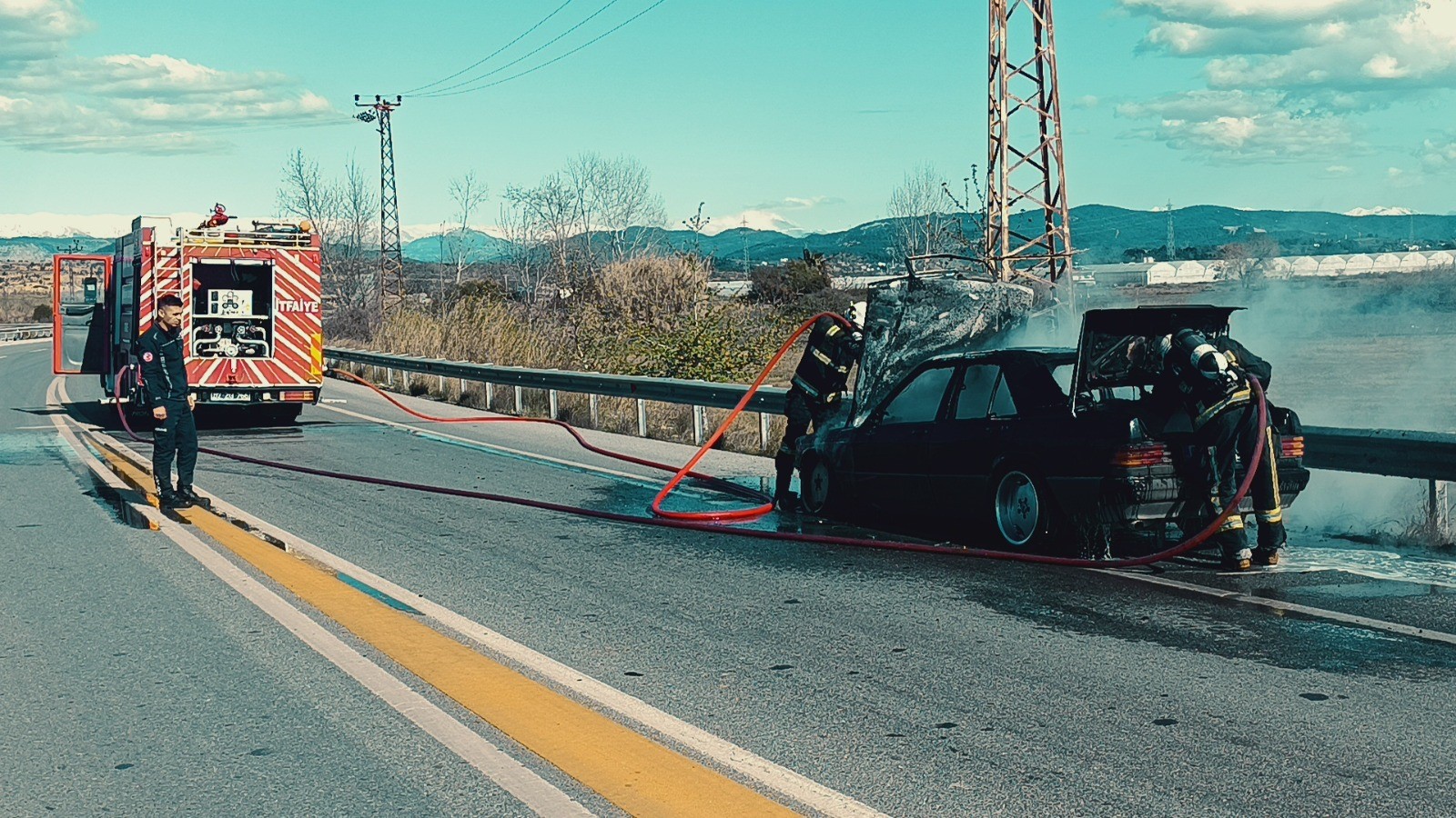 Seyir Halindeki Otomobilde Yangın Araç Küllere Döndü (2)-1