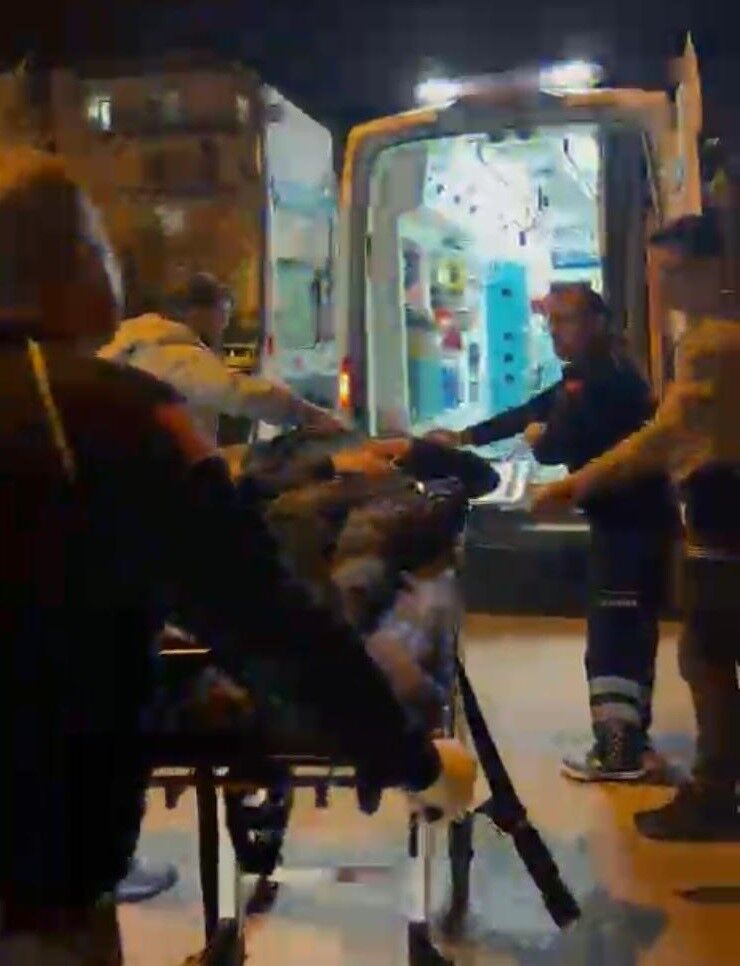 Sokak Ortasında Boynundan Bıçaklanan Genç (3)