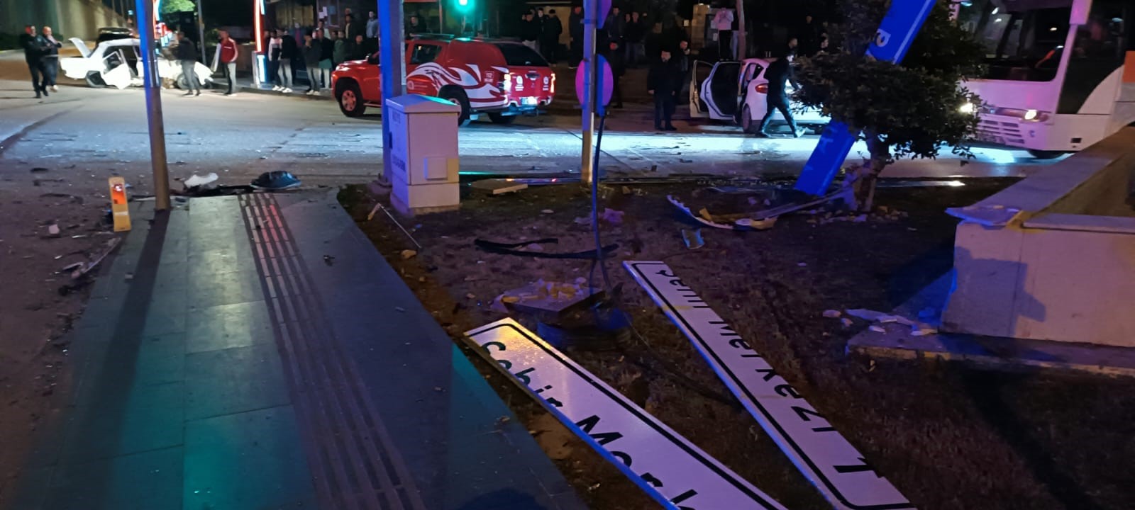 Tofaş Otomobili Hurdaya Döndü, 3 Kişi Yaralandı (1)
