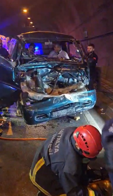 Tünel Kazasında Minibüs Ve Kepçe Çarpıştı (3)