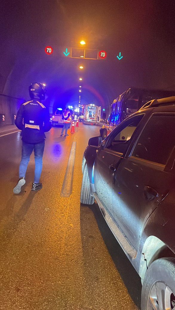 Tünel Kazasında Minibüs Ve Kepçe Çarpıştı (4)