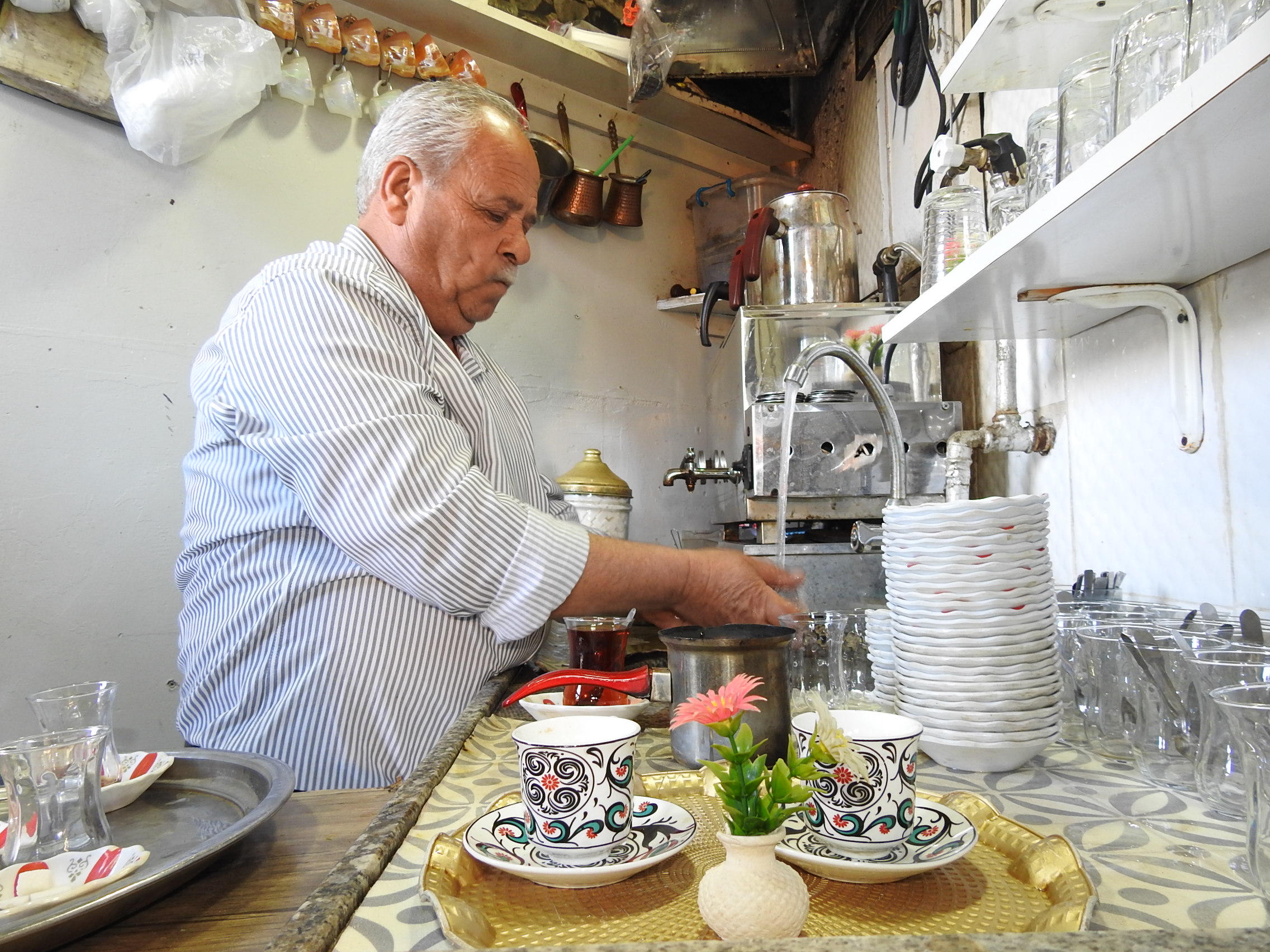 35 Yıllık Emek, 1 Metrekarede Demlenen Hayat Çaycı İsmet Baba (1)-1