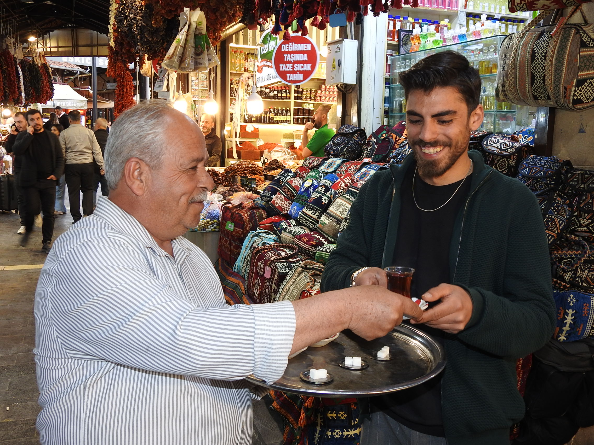 35 Yıllık Emek, 1 Metrekarede Demlenen Hayat Çaycı İsmet Baba (2)