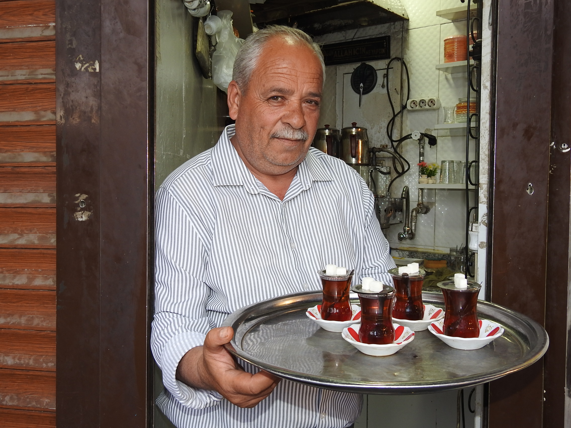 35 Yıllık Emek, 1 Metrekarede Demlenen Hayat Çaycı İsmet Baba (5)