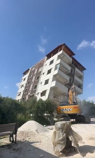 7 Katlı Bina Yıkıldı O Anlar Kamerada (4)