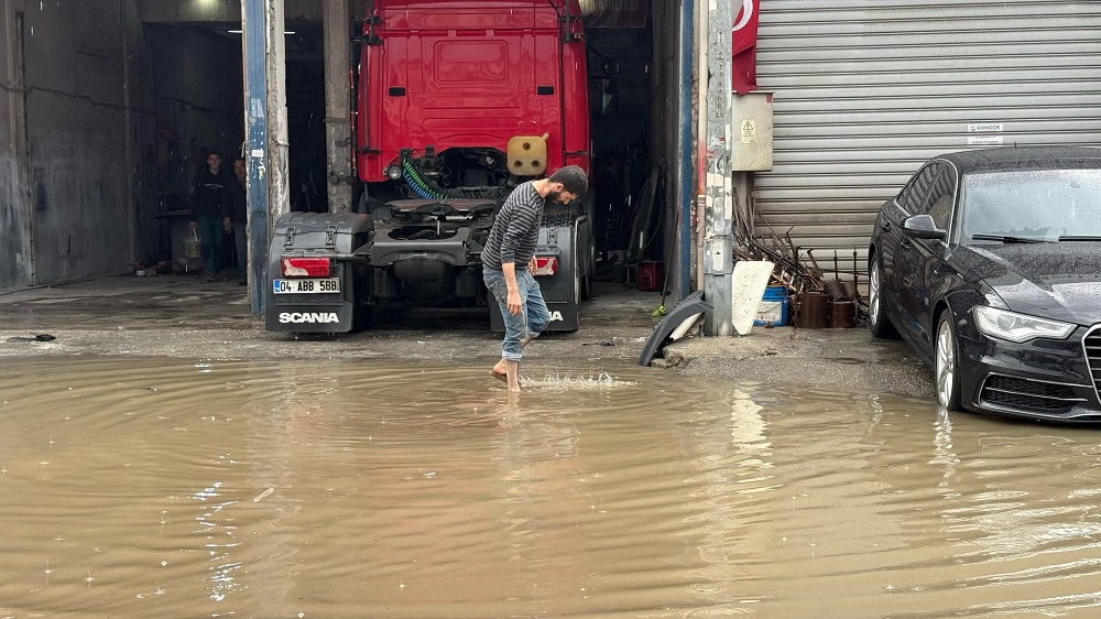 Adana’da Sağanak Yaşamı Felç Etti Caddeler Göle Döndü, Vatandaşlar Mağdur Oldu (3)-1
