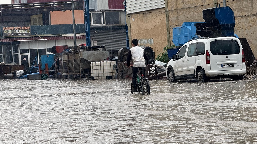 Adana’da Sağanak Yaşamı Felç Etti Caddeler Göle Döndü, Vatandaşlar Mağdur Oldu (4)-1