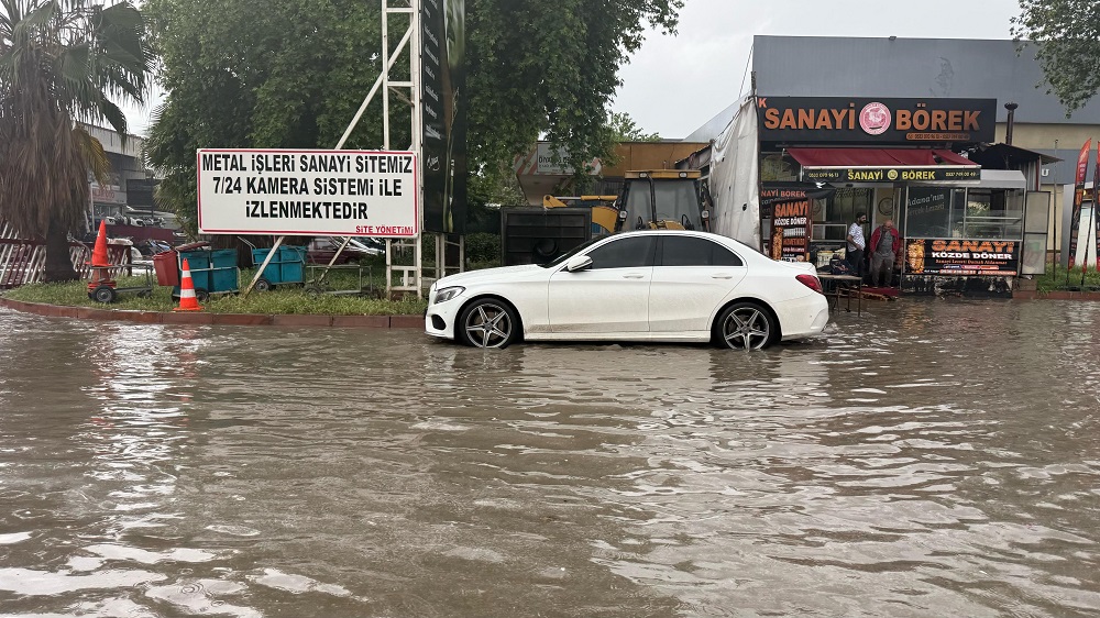 Adana’da Sağanak Yaşamı Felç Etti Caddeler Göle Döndü, Vatandaşlar Mağdur Oldu (7)
